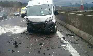 FOTO: Pri vážnej nehode na D1 pri Považskej Bystrici sa zranili tri osoby, museli ich previezť do nemocnice