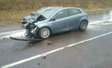 FOTO: Pri vážnej nehode na D1 pri Považskej Bystrici sa zranili tri osoby, museli ich previezť do nemocnice