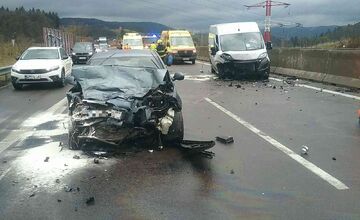 FOTO: Pri vážnej nehode na D1 pri Považskej Bystrici sa zranili tri osoby, museli ich previezť do nemocnice