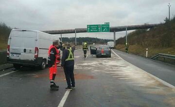 FOTO: Pri vážnej nehode na D1 pri Považskej Bystrici sa zranili tri osoby, museli ich previezť do nemocnice