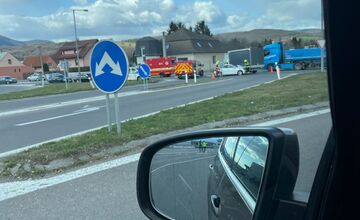 FOTO: V Trenčíne sa stala aktuálne nehoda, smerom z privádzača riadi dopravu polícia