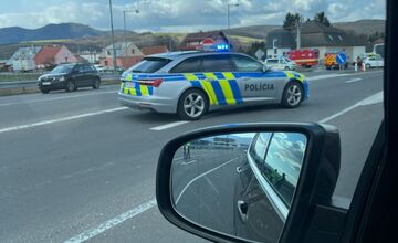 FOTO: V Trenčíne sa stala aktuálne nehoda, smerom z privádzača riadi dopravu polícia