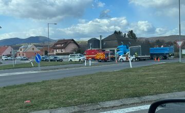 FOTO: V Trenčíne sa stala aktuálne nehoda, smerom z privádzača riadi dopravu polícia