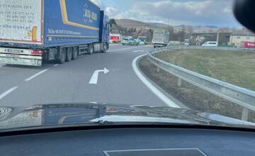 FOTO: V Trenčíne sa stala aktuálne nehoda, smerom z privádzača riadi dopravu polícia
