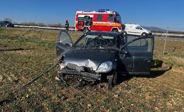 FOTO: Dopravná nehoda na diaľnici D1 pri obci Kočovce. Vodičku museli previezť do nemocnice