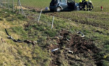 FOTO: Dopravná nehoda na diaľnici D1 pri obci Kočovce. Vodičku museli previezť do nemocnice