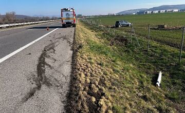 FOTO: Dopravná nehoda na diaľnici D1 pri obci Kočovce. Vodičku museli previezť do nemocnice