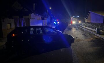 FOTO: Vodič vpálil do zvodidiel. Auto ostalo po nehode v Starej Turej kompletne zdemolované