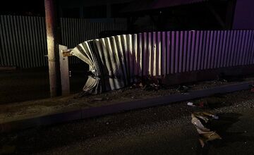 FOTO: Vodič vpálil do zvodidiel. Auto ostalo po nehode v Starej Turej kompletne zdemolované