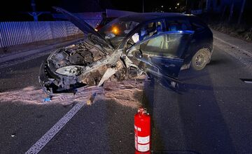 FOTO: Vodič vpálil do zvodidiel. Auto ostalo po nehode v Starej Turej kompletne zdemolované
