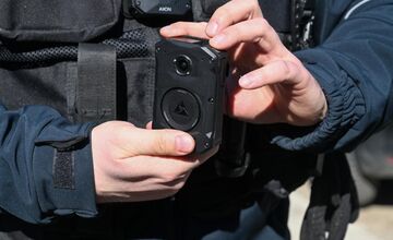 FOTO: Dubnická polícia ako prvá na Slovensku zavádza najmodernejšie telové kamery