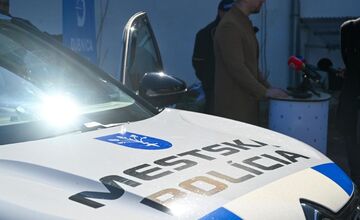 FOTO: Dubnická polícia ako prvá na Slovensku zavádza najmodernejšie telové kamery