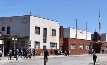 FOTO: Železničná stanica v Trenčíne je tŕňom v oku Trenčanov aj cestujúcich 