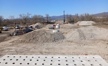 FOTO: Na panelke pri Trenčíne vznikajú podľa nových záberov základy pre nový most 