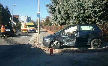 FOTO: Zrážka dvoch áut na križovatke v Trenčíne si vyžiadala zranenia troch ľudí