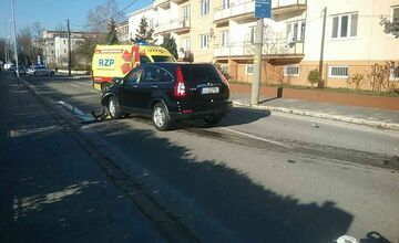 FOTO: Zrážka dvoch áut na križovatke v Trenčíne si vyžiadala zranenia troch ľudí