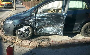 FOTO: Zrážka dvoch áut na križovatke v Trenčíne si vyžiadala zranenia troch ľudí