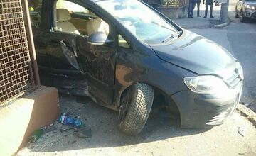 FOTO: Zrážka dvoch áut na križovatke v Trenčíne si vyžiadala zranenia troch ľudí