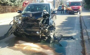 FOTO: Zrážka dvoch áut na križovatke v Trenčíne si vyžiadala zranenia troch ľudí