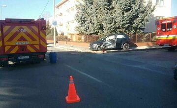 FOTO: Zrážka dvoch áut na križovatke v Trenčíne si vyžiadala zranenia troch ľudí