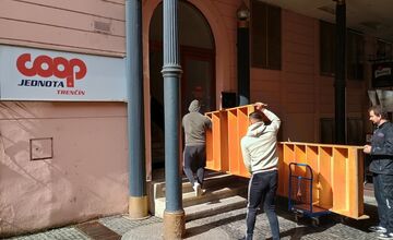 FOTO: Prebieha sťahovanie trenčianskej knižnice