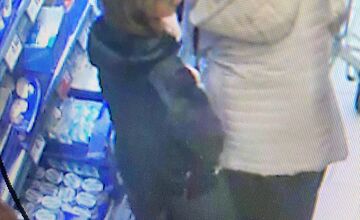 FOTO: Polícia žiada o pomoc verejnosť, hľadá ženu na fotografiách z Dubnice nad Váhom 