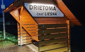 FOTO: Nové osvetlenie v Drietome bolo zdemolované