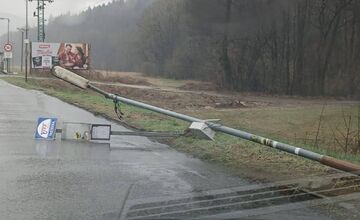 FOTO: Nové osvetlenie v Drietome bolo zdemolované