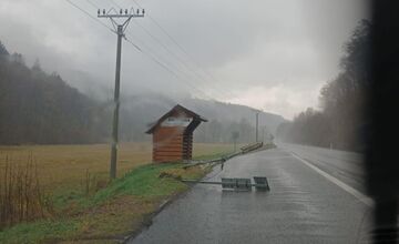 FOTO: Nové osvetlenie v Drietome bolo zdemolované