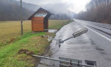 FOTO: Nové osvetlenie v Drietome bolo zdemolované