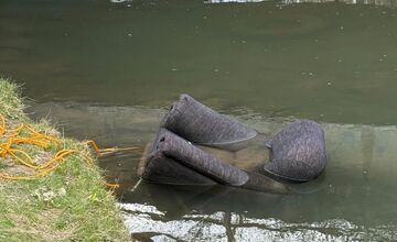 FOTO: Obyvatelia Bánoviec nad Bebravou si pomýlili rieku so zberným dvorom 