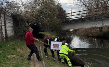 FOTO: Obyvatelia Bánoviec nad Bebravou si pomýlili rieku so zberným dvorom 