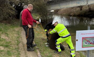 FOTO: Obyvatelia Bánoviec nad Bebravou si pomýlili rieku so zberným dvorom 