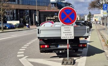 FOTO: V Trenčíne bude prebiehať jarné čistenie ciest a chodníkov, treba tomu prispôsobiť parkovanie