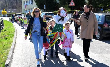 FOTO: Pozrite sa, ako vyzeralo vynášanie Moreny v Trenčianskych Tepliciach