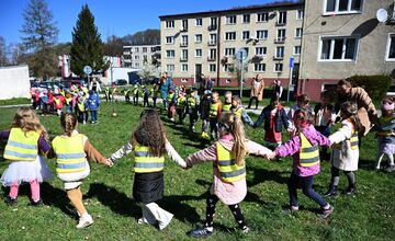 FOTO: Pozrite sa, ako vyzeralo vynášanie Moreny v Trenčianskych Tepliciach
