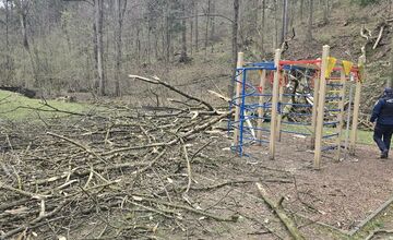 FOTO: Obyvatelia Trenčianskych Teplíc majú pre polámané stromy hlavy v smútku 