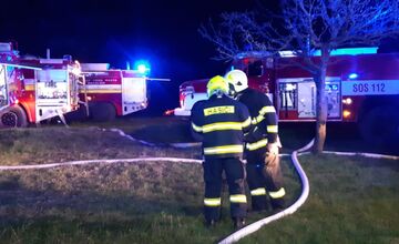FOTO: Hasičom sa podarilo uhasiť rozsiahly požiar rodinného domu v náročnom teréne na lazoch v obci Brestovec