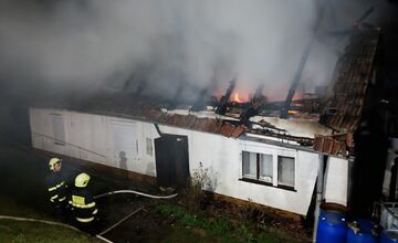 FOTO: Hasičom sa podarilo uhasiť rozsiahly požiar rodinného domu v náročnom teréne na lazoch v obci Brestovec