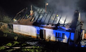 FOTO: Hasičom sa podarilo uhasiť rozsiahly požiar rodinného domu v náročnom teréne na lazoch v obci Brestovec