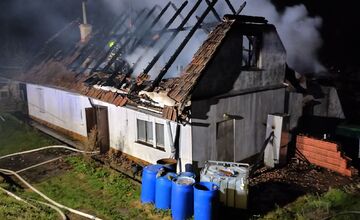 FOTO: Hasičom sa podarilo uhasiť rozsiahly požiar rodinného domu v náročnom teréne na lazoch v obci Brestovec