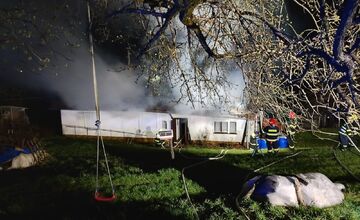 FOTO: Hasičom sa podarilo uhasiť rozsiahly požiar rodinného domu v náročnom teréne na lazoch v obci Brestovec