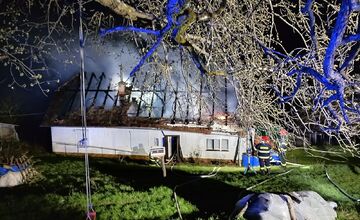 FOTO: Hasičom sa podarilo uhasiť rozsiahly požiar rodinného domu v náročnom teréne na lazoch v obci Brestovec