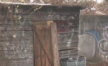 FOTO: Trenčanom cestujúcim zo stanice Trenčín predmestie strpčuje život smrad a špina 