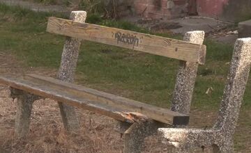 FOTO: Trenčanom cestujúcim zo stanice Trenčín predmestie strpčuje život smrad a špina 