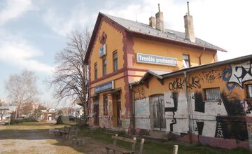 FOTO: Trenčanom cestujúcim zo stanice Trenčín predmestie strpčuje život smrad a špina 