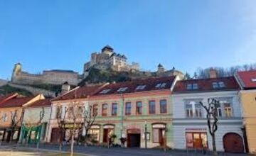 FOTO: Oprava obuvi na Mierovom námestí v Trenčíne definitívne končí 