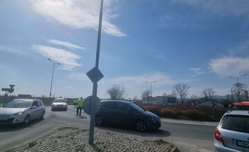 FOTO: Polhodinová kolóna na privádzači v Trenčíne a zdržanie smerom do Biskupíc