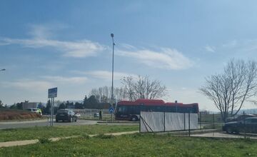 FOTO: Polhodinová kolóna na privádzači v Trenčíne a zdržanie smerom do Biskupíc