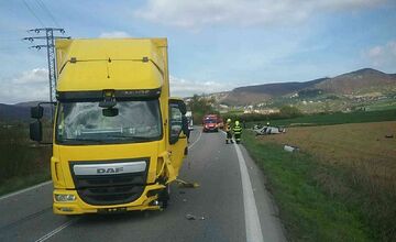 FOTO: Dopravná nehoda pri Trenčianskych Miticiach na čas zablokovala hlavnú cestu